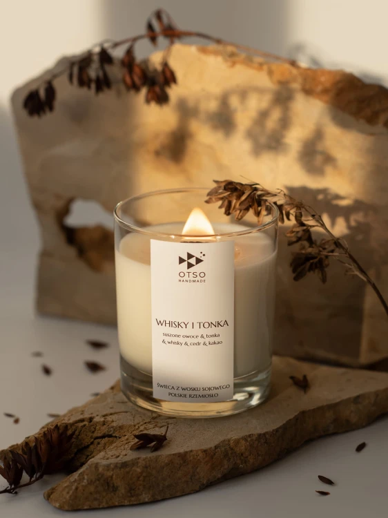 Zapalona świeca sojowa Whisky i tonka OTSO Handmade, ciepłe światło i naturalny wosk.jpg